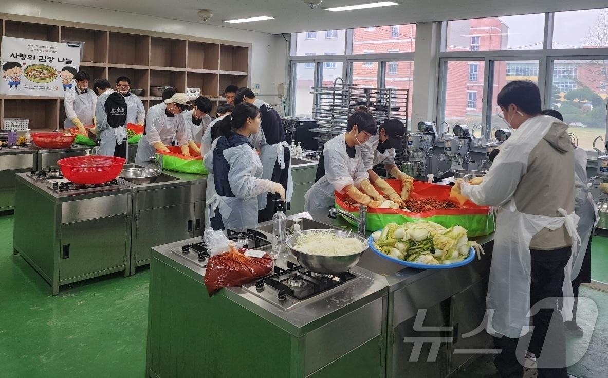 충북생명산업고등학교는 27일 학과 프로젝트 활동으로 직접 재배한 농산물로 김장을 해 보은군 내 저소득층과 취약계층 이웃에게 전달했다.&#40;충북교육청 제공&#41;/뉴스1