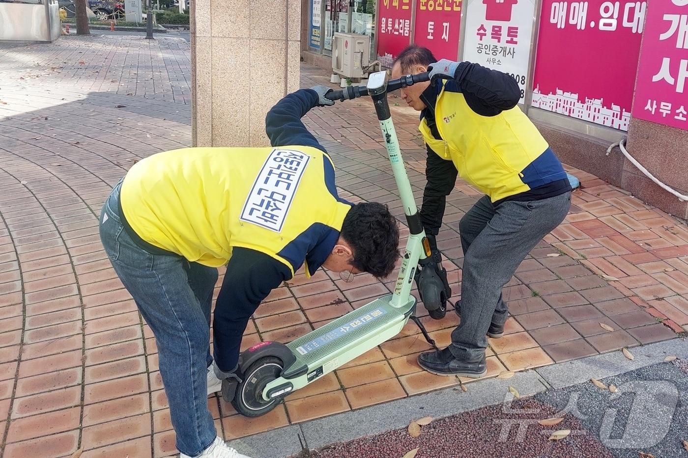  정읍시가 차도와 인도를 가리지 않고 무단 방치된 전동킥보드에 대해 강력 대처에 나섰다. 정읍시청 공무원들이 무단 방치된 전동킥보드를 옮기고 있다.&#40;정읍시 제공&#41;2024.11.27/뉴스1