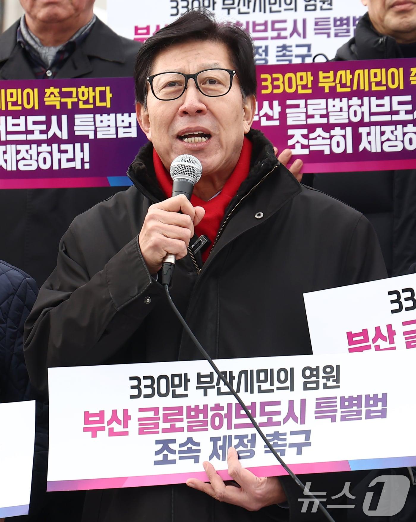 박형준 부산시장이 27일 오후 서울 여의도 국회 본관 계단 앞에서 &#39;부산 글로벌허브도시 특별법 제정 촉구 천막농성에 앞서 기자회견을 하고 있다. 2024.11.27/뉴스1 ⓒ News1 김민지 기자