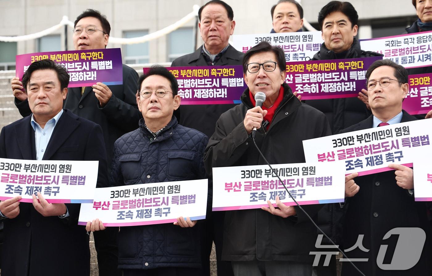 박형준 부산시장을 비롯한 국민의힘 의원들이 27일 오후 서울 여의도 국회 본관 계단 앞에서 &#39;부산 글로벌허브도시 특별법 제정 촉구 천막농성에 앞서 기자회견을 하고 있다. 2024.11.27/뉴스1 ⓒ News1 김민지 기자