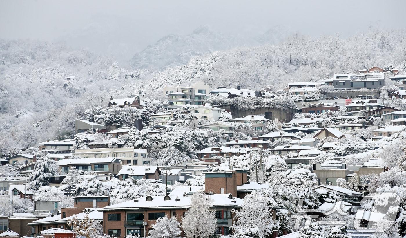 많은 눈이 내린 27일 오후 서울 성북구 일대에 눈이 쌓여있다. 이날은 서울에 공식적으로 16㎝가 넘는 눈이 쌓여 1907년 근대적인 기상관측을 시작한 이래 117년 만에 11월엔 가장 많은 눈이 쌓인 것으로 나타났다. 오전 10시 기준, 서울의 공식적인 &#39;일 최고 적설&#39;&#40;일 최심 적설&#41;은 16.5㎝로 나타났다. 서울의 공식적인 적설 기록은 종로구 송월동 서울기상관측소의 측정값을 활용한다. 2024.11.27/뉴스1 ⓒ News1 이승배 기자