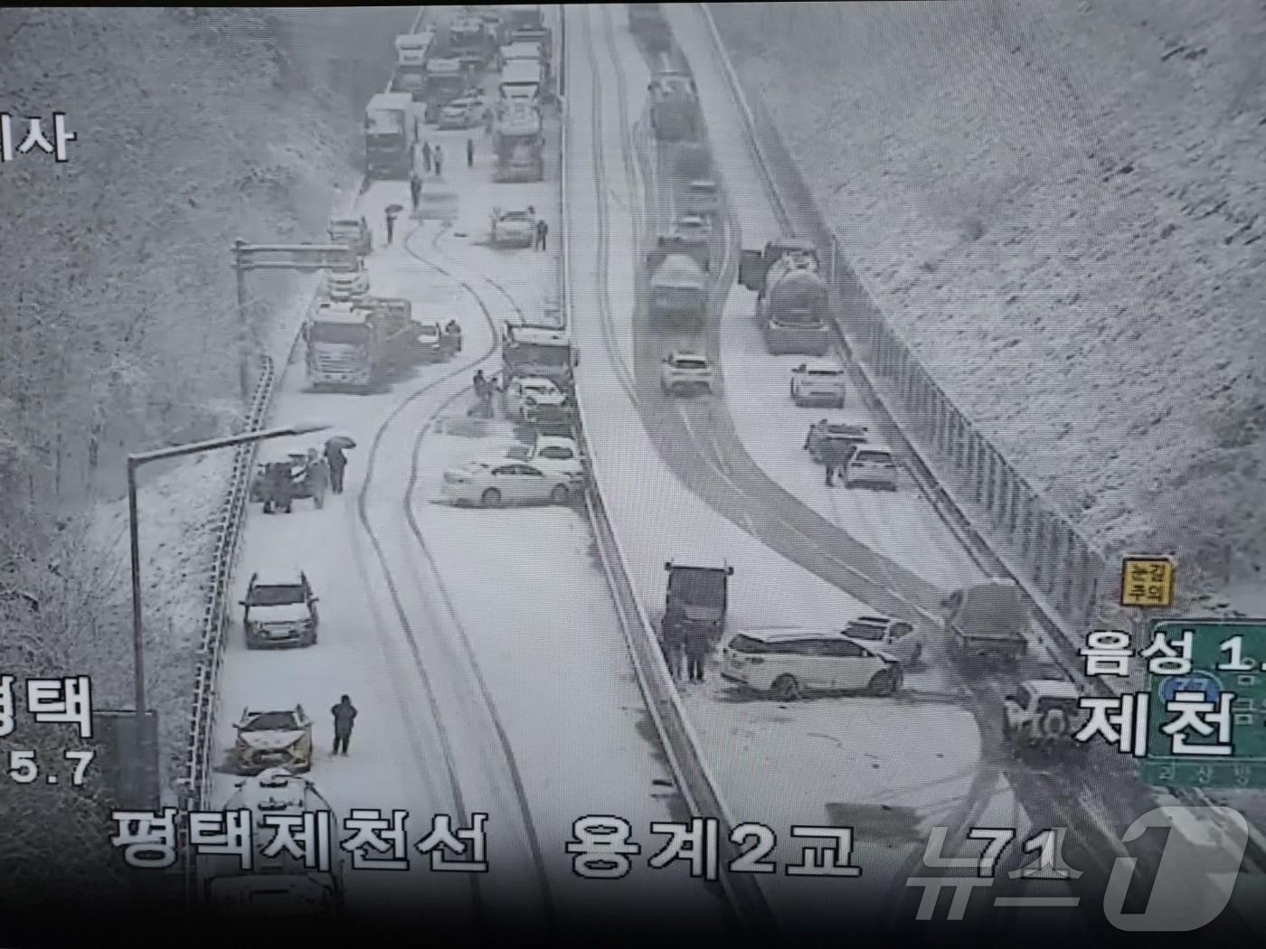 27일 낮 12시 20분쯤 충북 음성군 평택제천고속도로 용계 2교 인근 양방향에서 미끄러운 눈길에 연쇄 추돌사고가 났다.&#40;충북소방본부 제공&#41;.2024.11.27/뉴스1