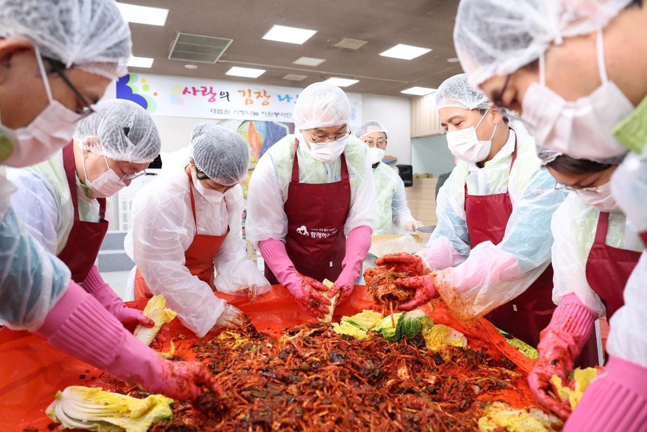 대법원 사랑나눔 자원봉사단은 27일 오후 대법원 2층 국화식당에서 &#39;사랑의 김장 나누기&#39; 봉사활동을 전개했다고 밝혔다. &#40;대법원 제공&#41;