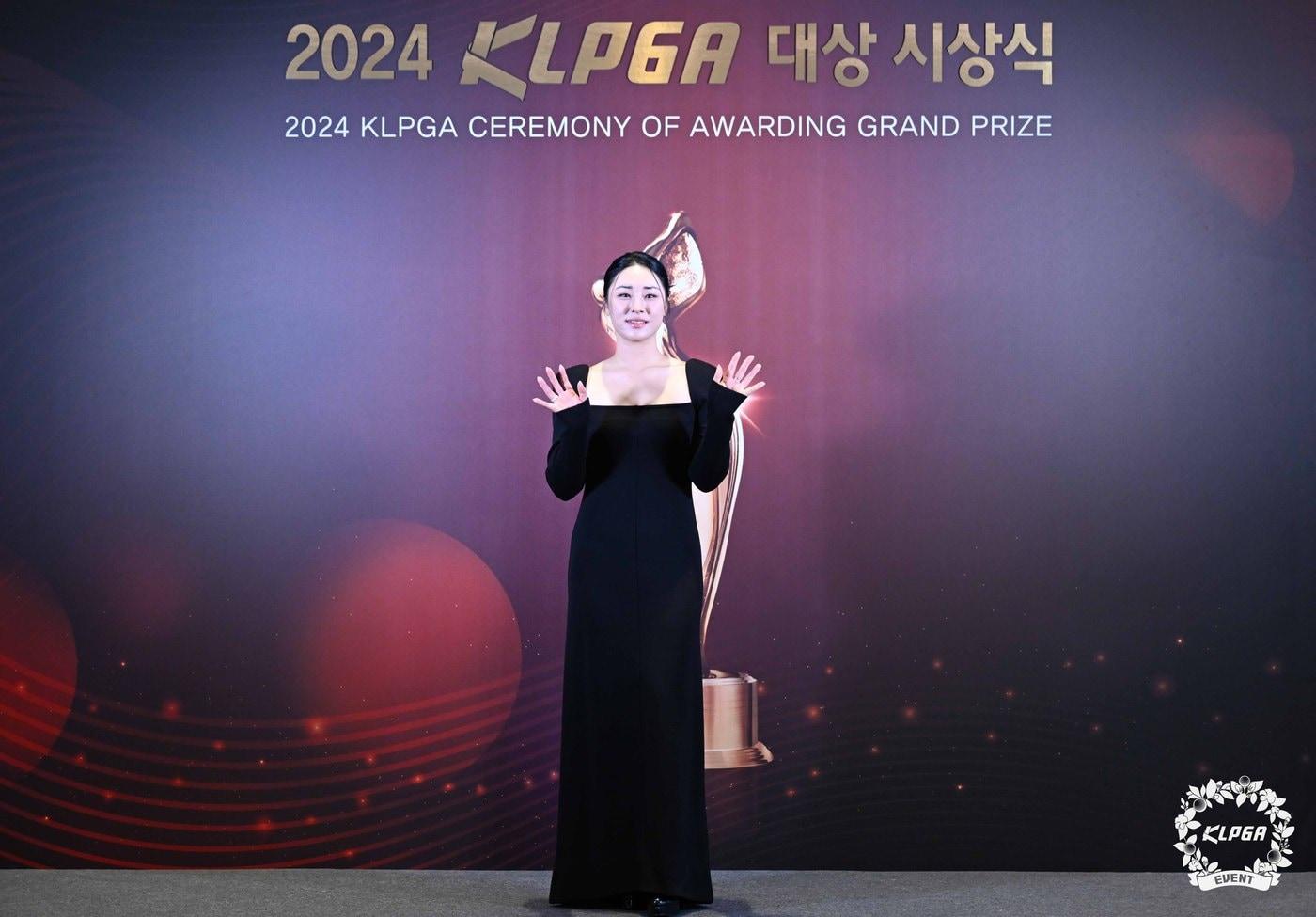 윤이나가 27일 열린 KLPGA 시상식에 앞서 포토월에서 검은색 드레스를 입고 포즈를 취하고 있다. &#40;KLPGA 제공&#41;