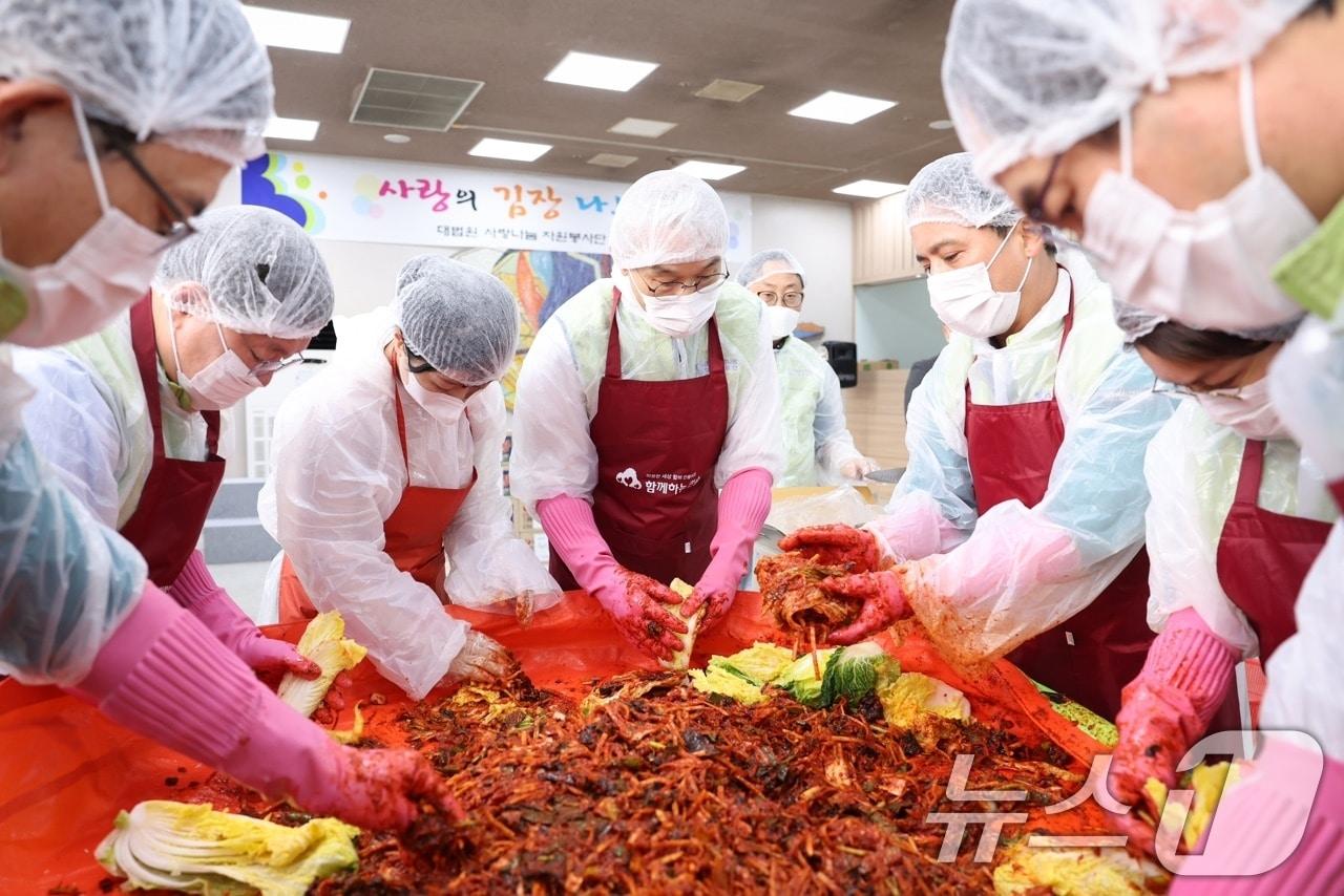 대법원 사랑나눔 자원봉사단이 지난달 서울 서초구 대법원에서 열린 &#39;사랑의 김장 나누기&#39; 봉사활동에서 김장김치를 담그고 있는 모습. /기사 내용과 무관 &#40;대법원 제공&#41; 