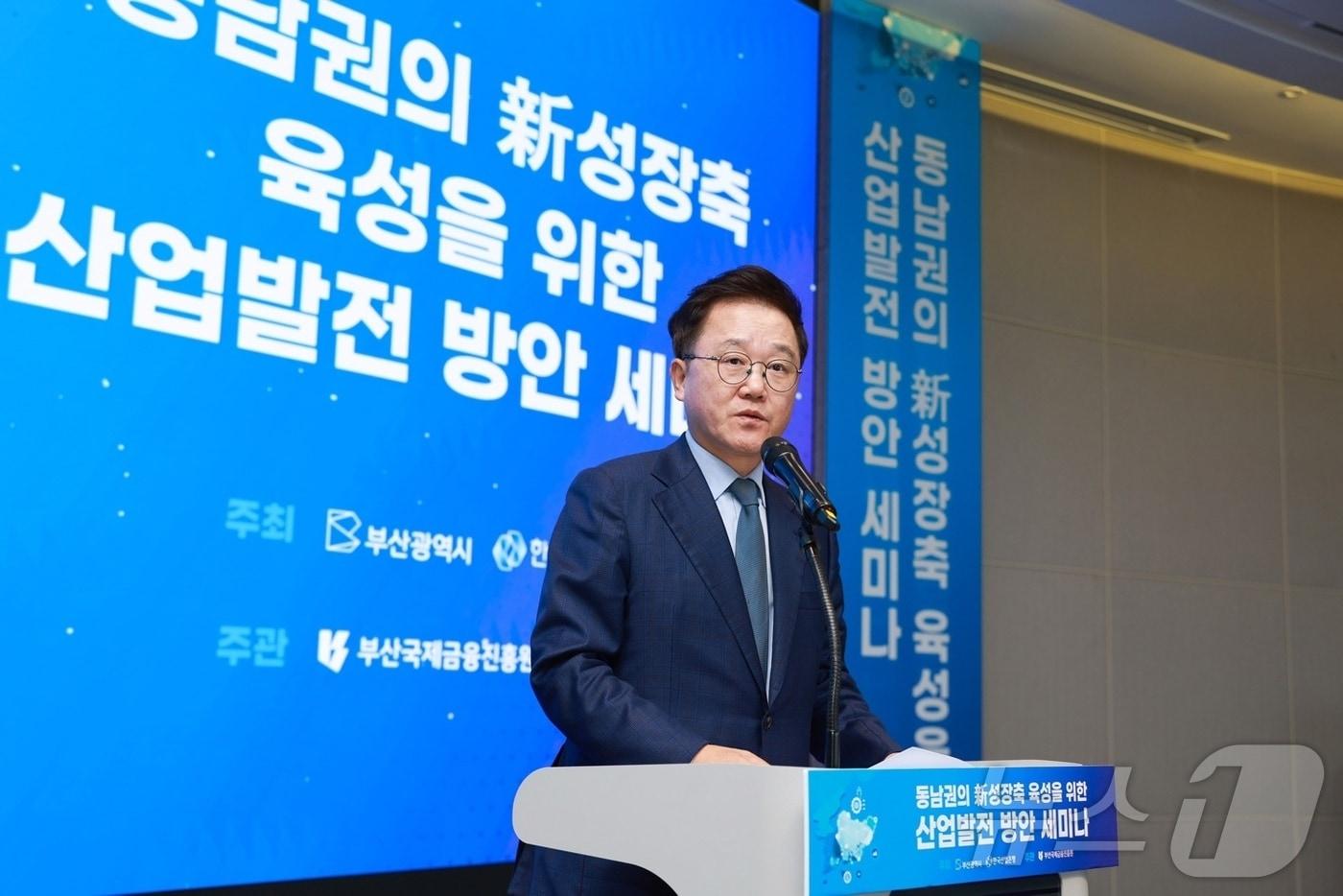 강석훈 산업은행 회장이 27일 부산 누리마루 APEC 하우스에서 열린 &#39;동남권 신성장축 육성을 위한 산업발전 방안 세미나&#39;에서 발언하고 있다.