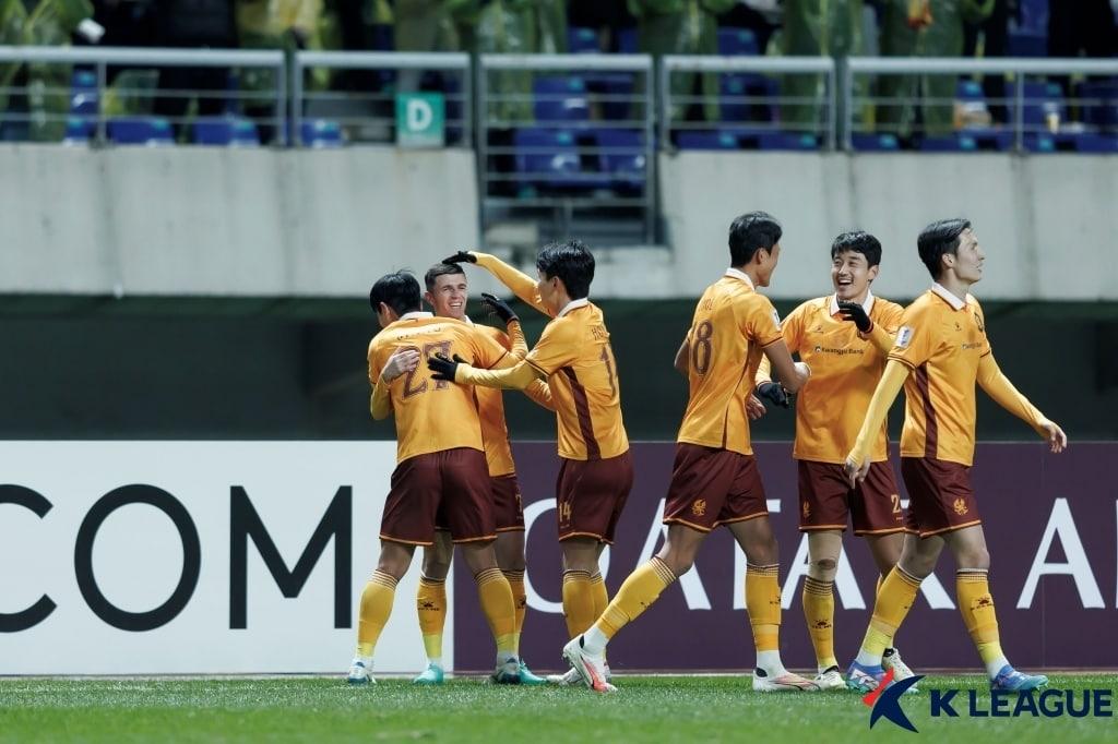 2024-25 AFC 챔피언스리그 엘리트 리그 페이즈 5차전에서 상하이 선화를 꺾은 광주FC. &#40;한국프로축구연맹 제공&#41;