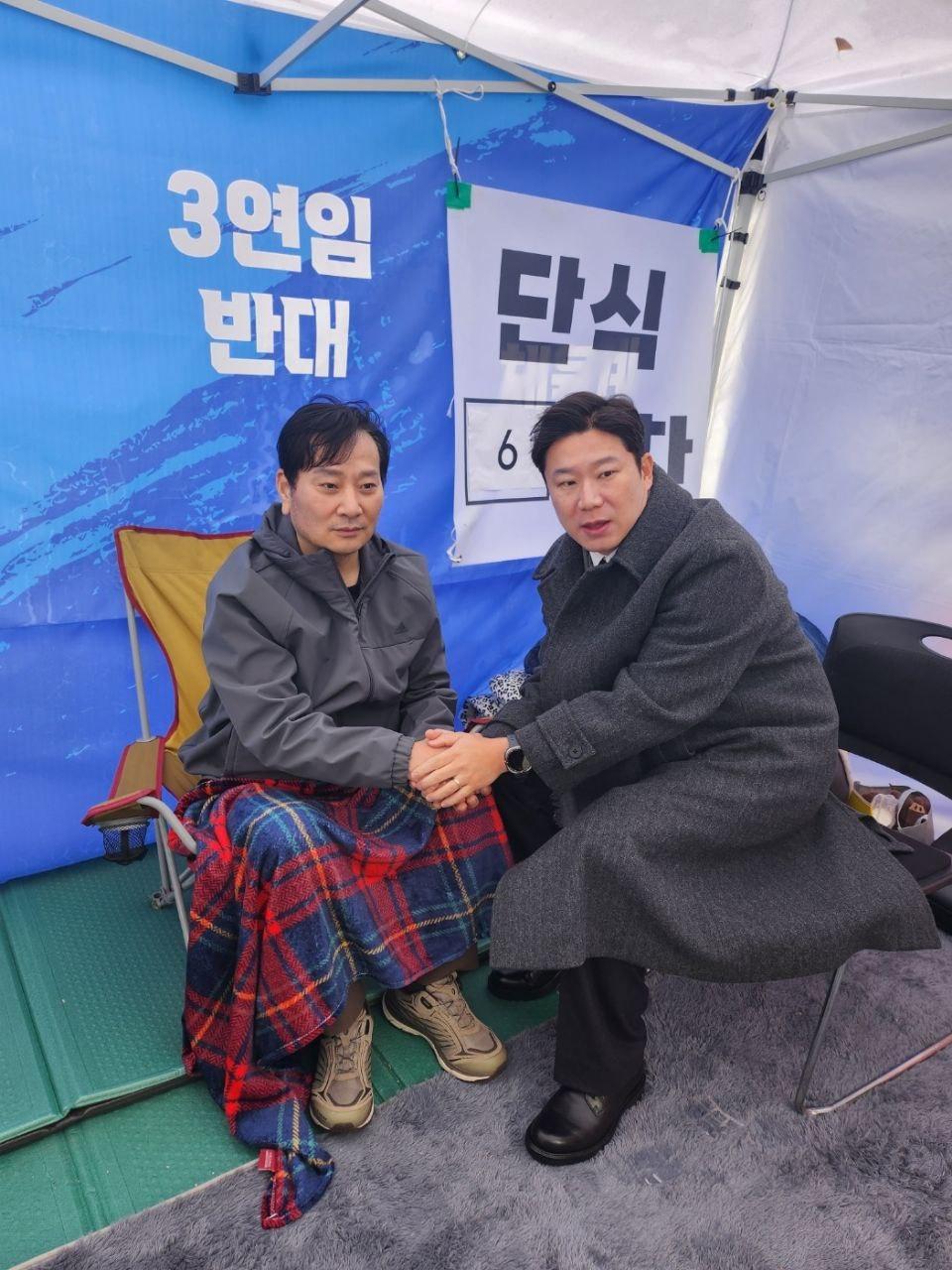 단식 중인 박창범 체육회장 후보&#40;왼쪽&#41;와 진종오 의원&#40;박창범 체육회장 후보 제공&#41; 