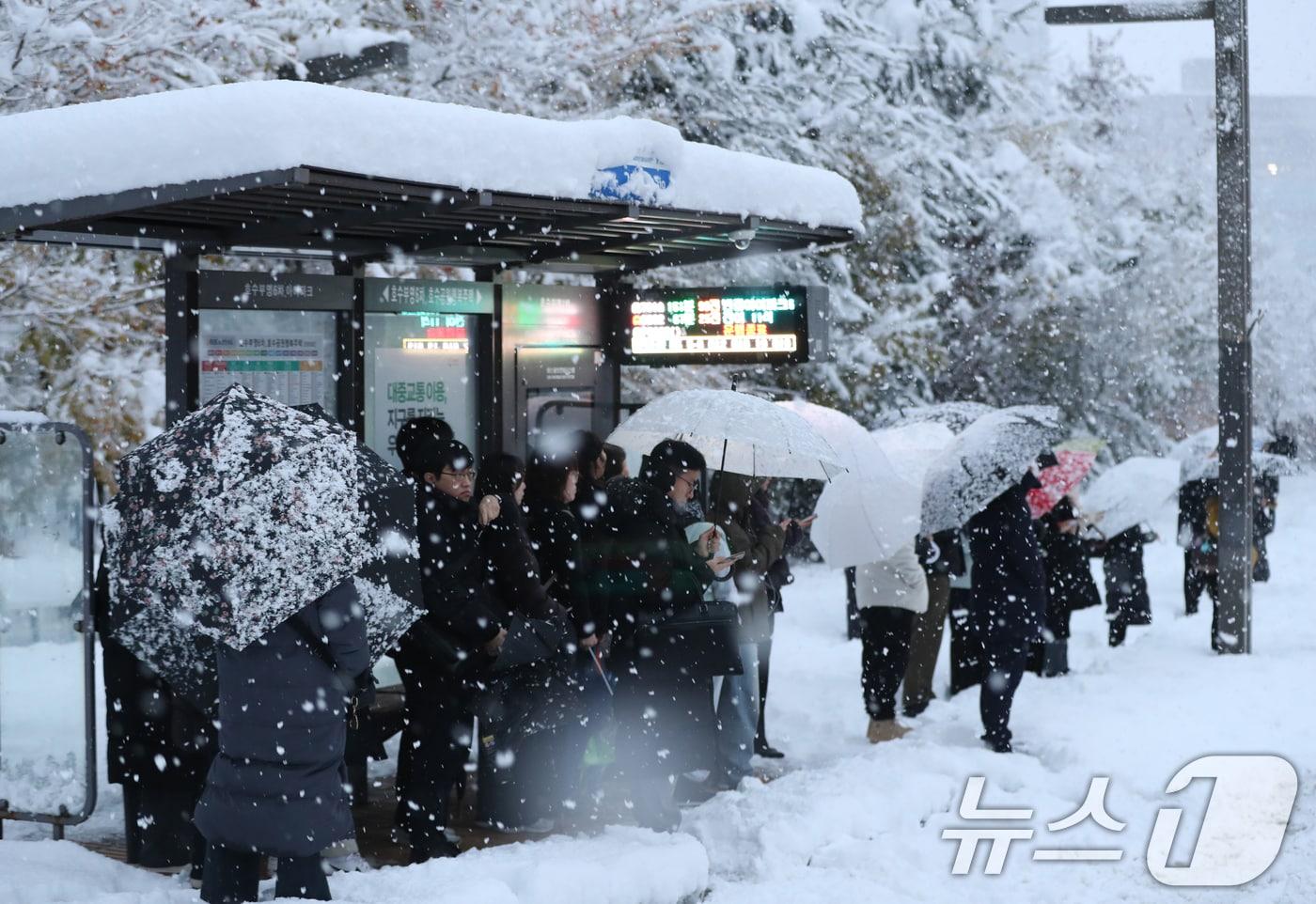 서울을 비롯한 수도권에 기록적인 폭설이 쏟아진 28일 오전 경기 화성시의 한 버스정류장에서 출근길에 오른 시민들이 버스를 기다리고 있다. 2024.11.28/뉴스1 ⓒ News1 김영운 기자