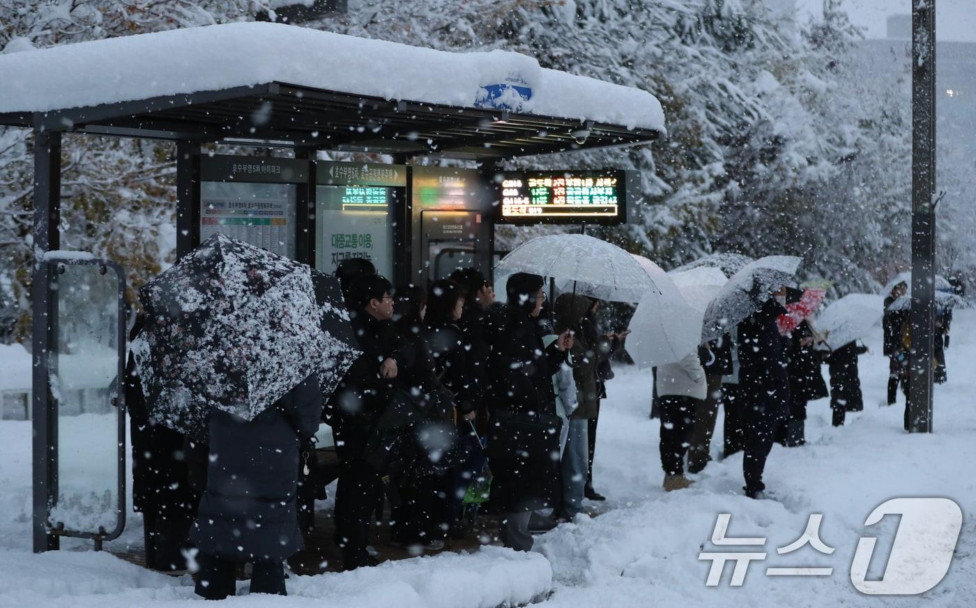 서울을 비롯한 수도권에 기록적인 폭설이 쏟아진 28일 오전 경기 화성시의 한 버스정류장에서 출근길에 오른 시민들이 버스를 기다리고 있다. 2024.11.28/뉴스1 ⓒ News1 김영운 기자