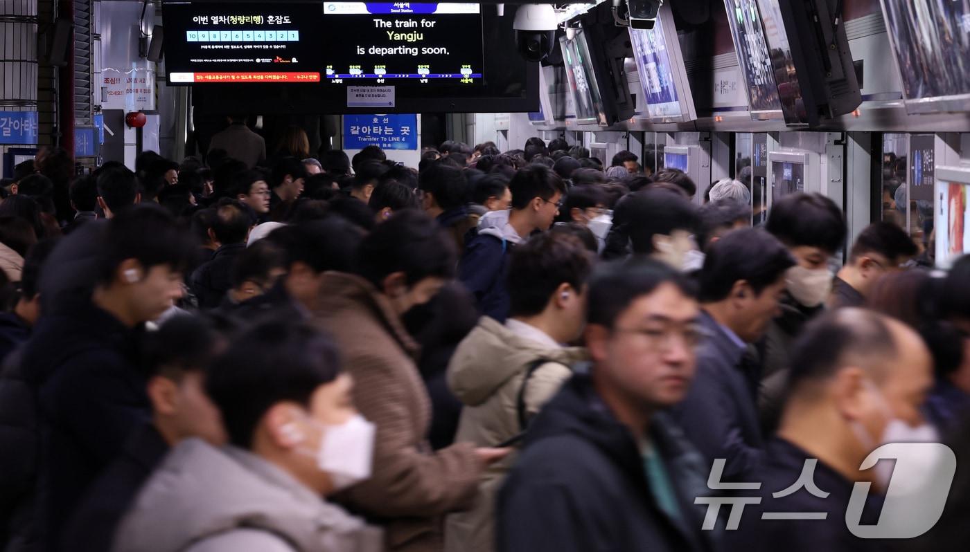 수도권 지역에 대설특보가 발효된 28일 서울 지하철 1호선 서울역 탑승장이 출근길 이용객들로 붐비고 있다. 한국철도공사는 이날 오전 안전 안내문자 통해 &#34;수인분당선과 국철 1호선 지하철 일부 전동차 운행이 지연 중＂이라고 알렸다. 2024.11.28/뉴스1 ⓒ News1 김성진 기자