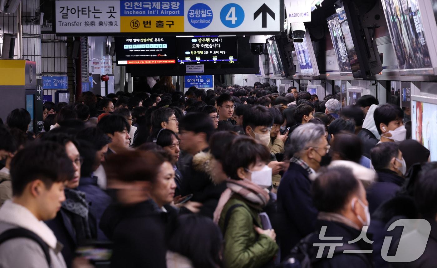 서울 지하철 1호선 서울역 탑승장이 출근길 이용객들로 붐비고 있다. 2024.11.28/뉴스1 ⓒ News1 김성진 기자