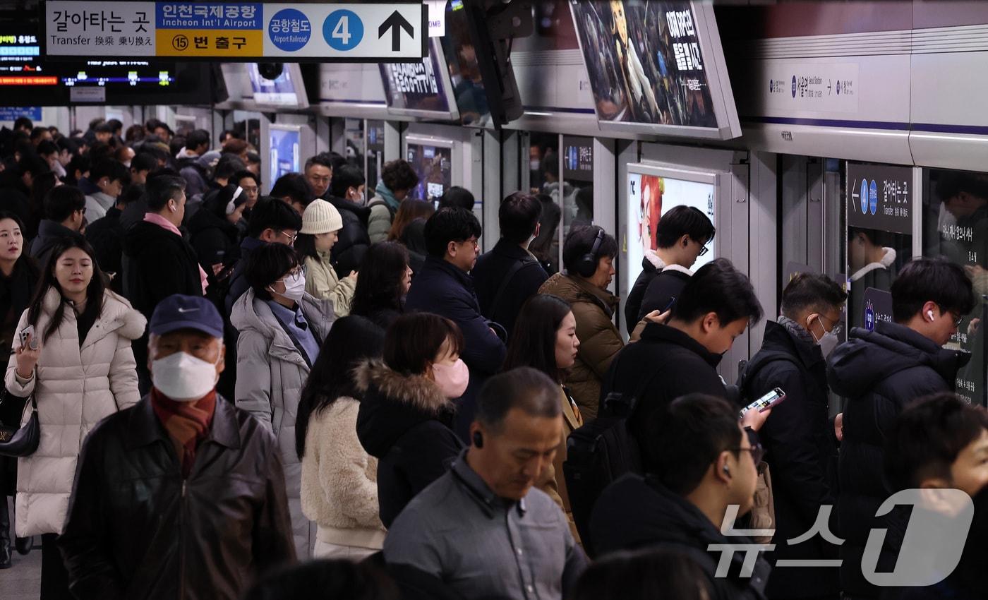 수도권 지역에 대설특보가 발효된 28일 서울 지하철 1호선 서울역 탑승장이 출근길 이용객들로 붐비고 있다.  2024.11.28/뉴스1 ⓒ News1 김성진 기자