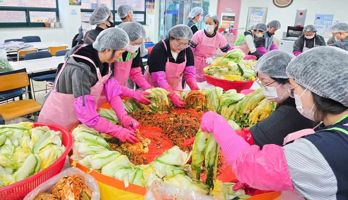 코스메카코리아는 27일 지역 사회와의 상생을 도모하고 따뜻한 나눔을 실천하기 위해 아동복지시설 음성향애원을 방문해 김장 봉사활동을 진행했다.&#40;코스메카코리아제공&#41;