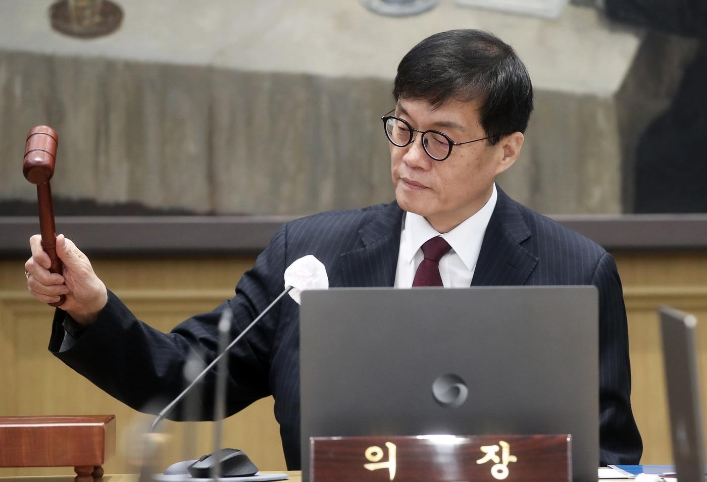 이창용 한국은행 총재가 28일 서울 중구 한국은행에서 열린 금융통화위원회를 주재하며 의사봉을 두드리고 있다. 2024.11.28/뉴스1 ⓒ News1 오대일 기자