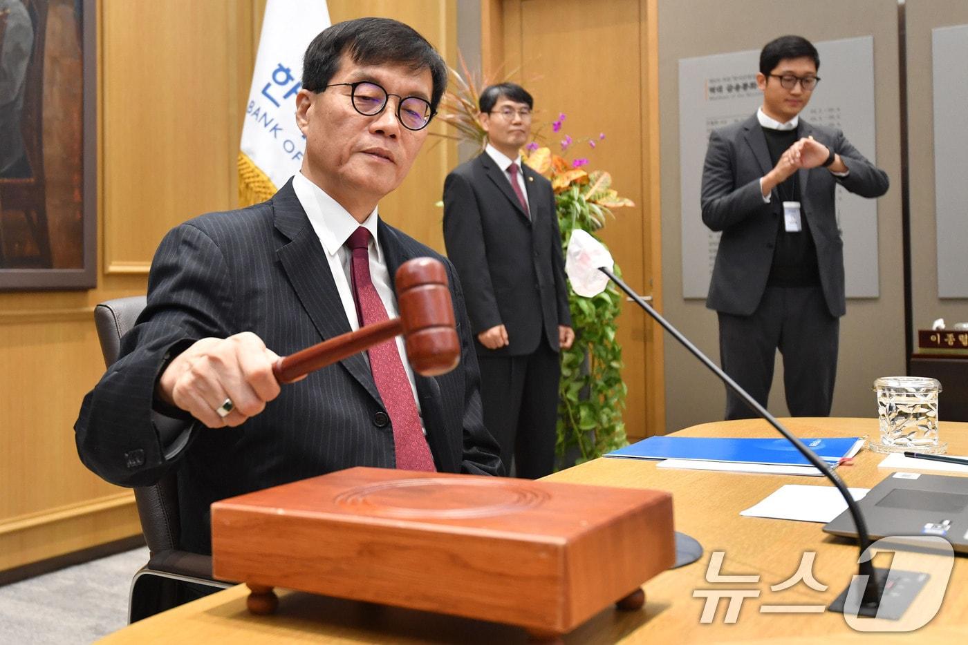 이창용 한국은행 총재가 28일 오전 서울 중구 한국은행에서 열린 금융통화위원회에서 의사봉을 두드리고 있다. 2024.11.28/뉴스1 ⓒ News1 사진공동취재단