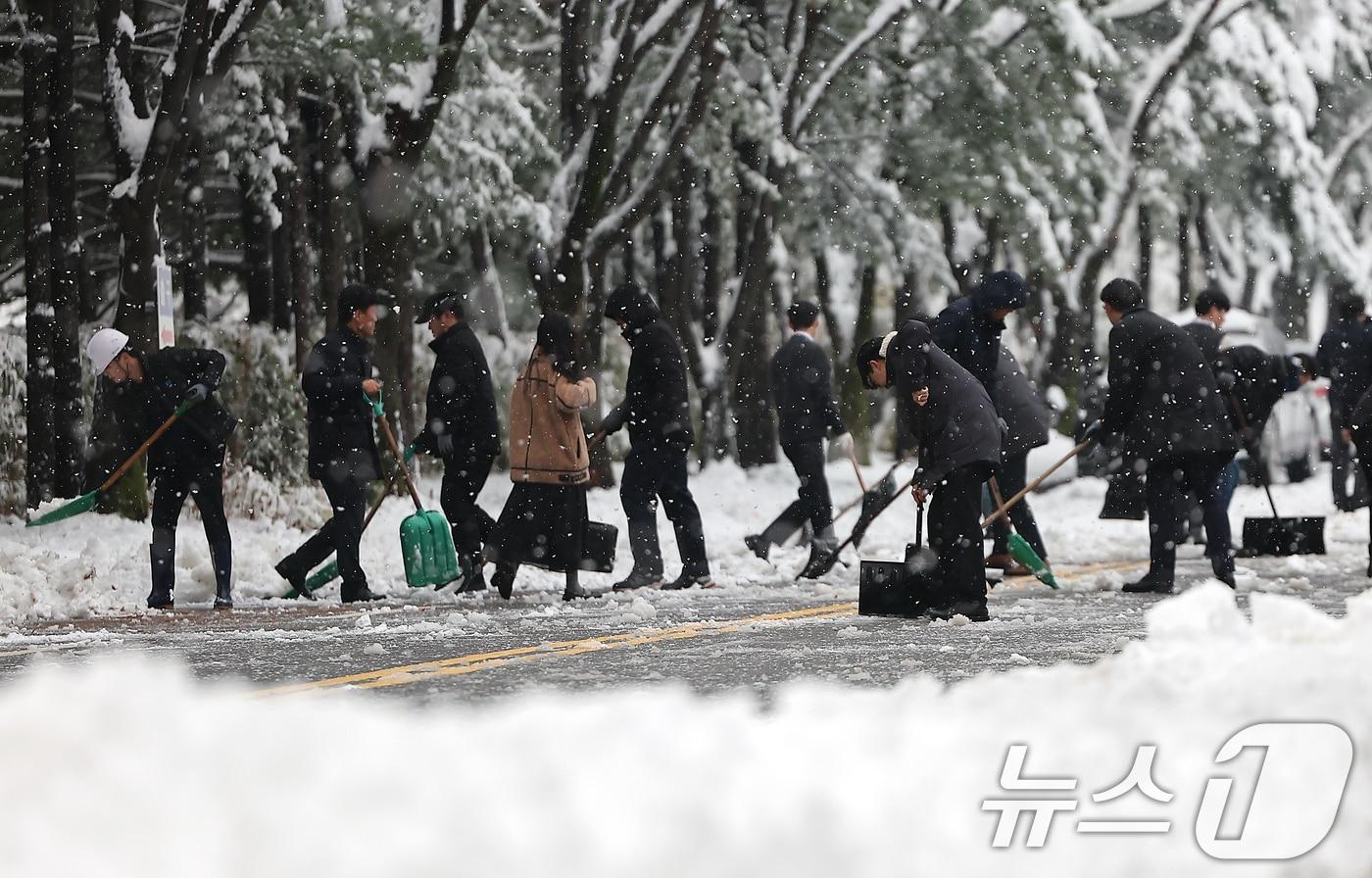 전국 곳곳에 최대 20㎝ 이상의 많은 눈이 내린 28일 오전 서울 서초구 대검찰청에서 직원들이 쌓인 눈을 치우고 있다. 2024.11.28/뉴스1 ⓒ News1 김진환 기자