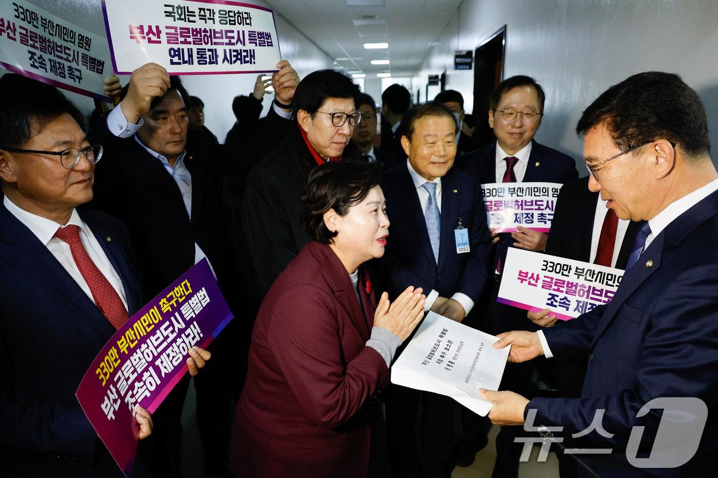 박형준 부산시장이 지역구 국회의원, 부산 범여성추진협의회와 함께 28일 서울 여의도 국회에서 행정안전위원회 전체회의에 앞서 신정훈 위원장을 만나 부산 글로벌허브도시 특별법 제정 촉구 호소문을 전달하고 있다. 2024.11.28/뉴스1 ⓒ News1 안은나 기자