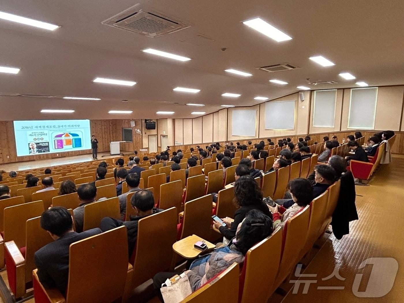 강원특별자치도교육청이 28일 초·중·고·특수학교 교장, 교감, 교육전문직원을 대상으로 2025년 독서·인문교육 활성화를 위한  연수를 실시했다.&#40;도교육청 제공&#41;