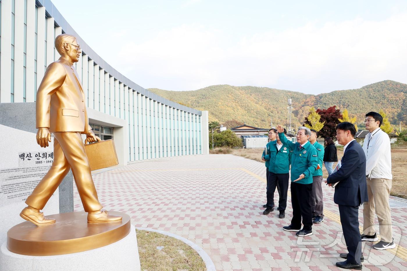 &#39;백산 나라사랑 너른마당&#39;의 안희제 선생의 동상&#40;의령군 제공&#41;.