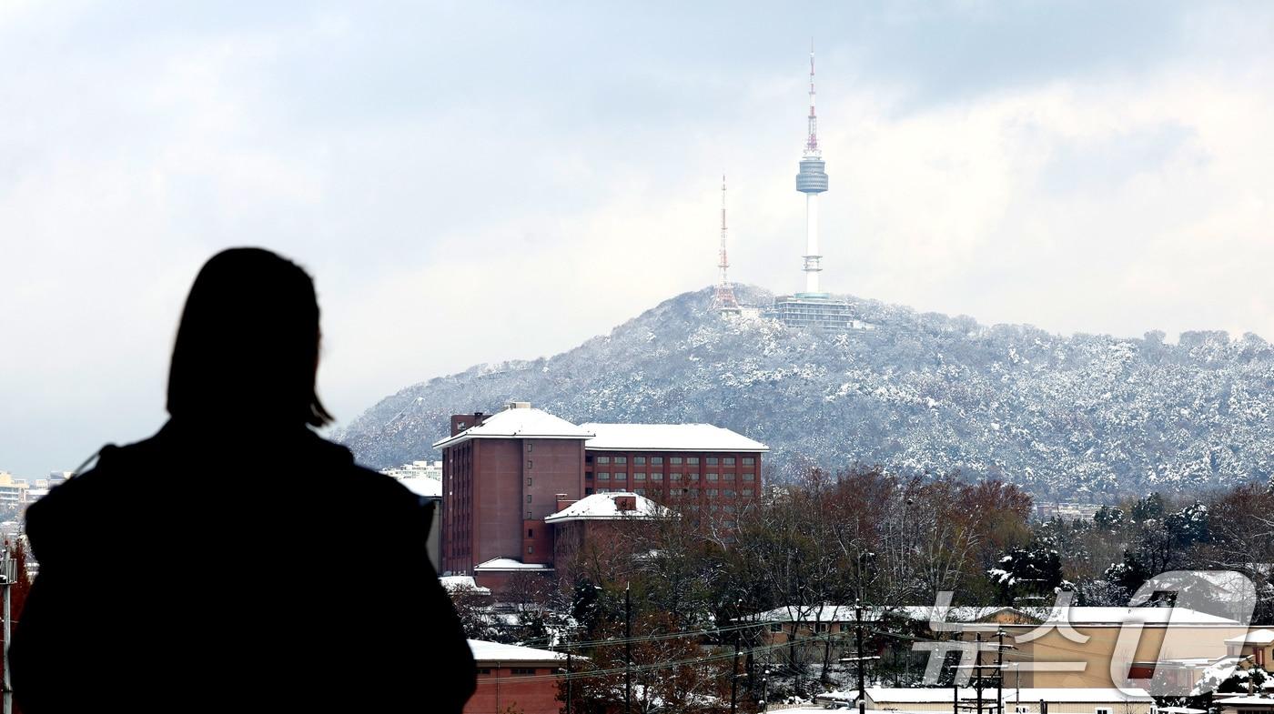 용산구 국립중앙박물관을 찾은 관람객들이 남산 방향으로 펼쳐진 설경을 감상하고 있다. /뉴스1 ⓒ News1 장수영 기자