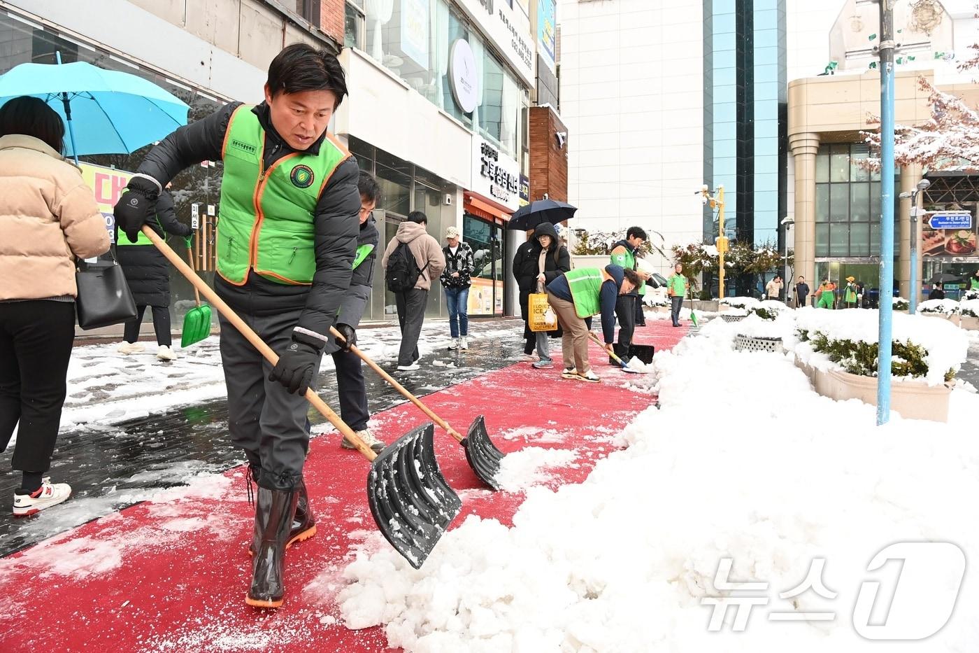 조용익 부천시장이 제설작업을 하고 있다. &#40;부천시 제공&#41; / 뉴스1