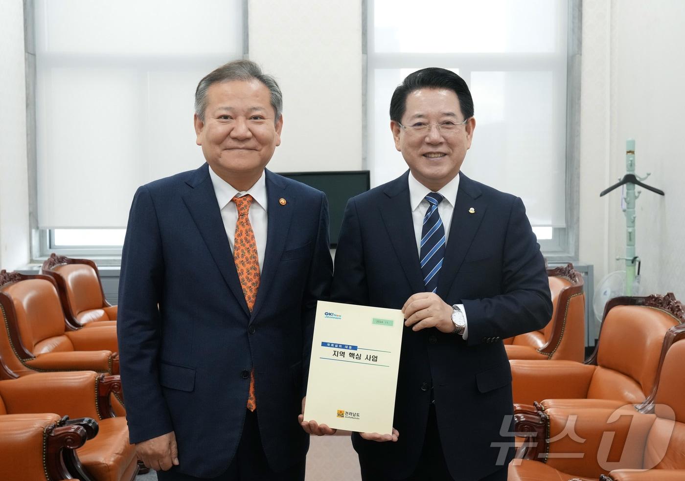 김영록 전라남도지사가 28일 서울 국회에서 이상민 행정안전부 장관을 만나 전남 주요 현안 사업에 대해 건의했다.&#40;전남도 제공&#41; 2024.11.28/뉴스1 