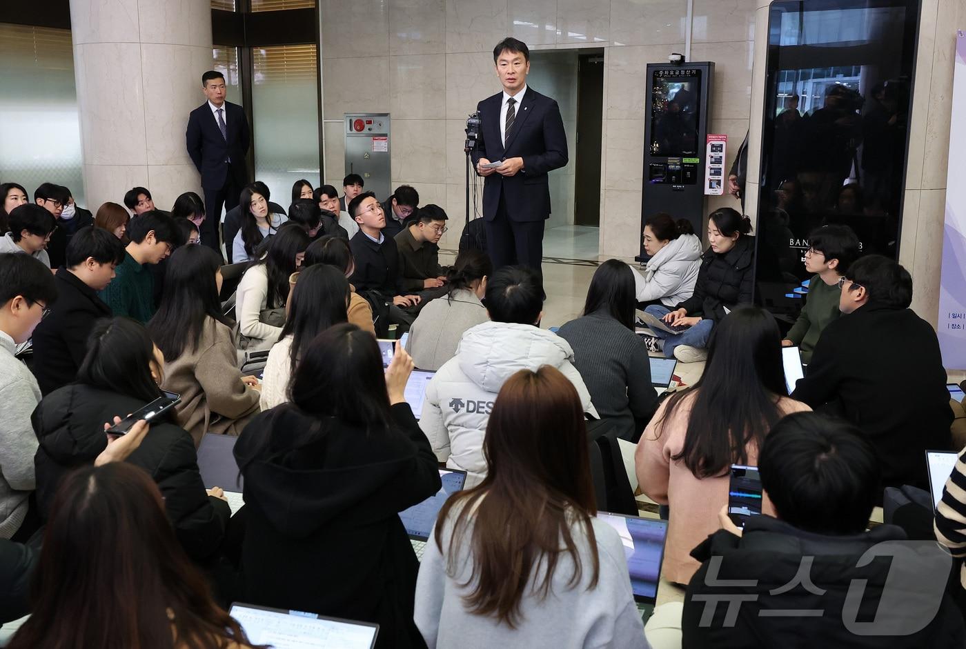 이복현 금융감독원장이 28일 서울 중구 명동 은행회관에서 열린 은행지주 이사회 의장들과의 간담회를 마친 후 백브리핑을 하고 있다. 이 원장은 이날 열린 간담회에서 감독·검사 과정에서 파악한 은행지주의 경영상 취약점을 이사회 의장들에게 공유했다. 2024.11.28/뉴스1 ⓒ News1 김성진 기자