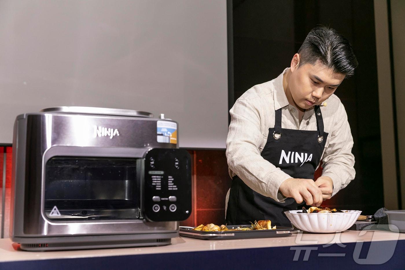 &#39;흑백요리사&#39;에 나폴리맛피아로 참가한 권성준 셰프가 닌자 콤비 올인원 멀티 쿠커를 이용해 요리를 하고 있다.&#40;샤크닌자 제공&#41;