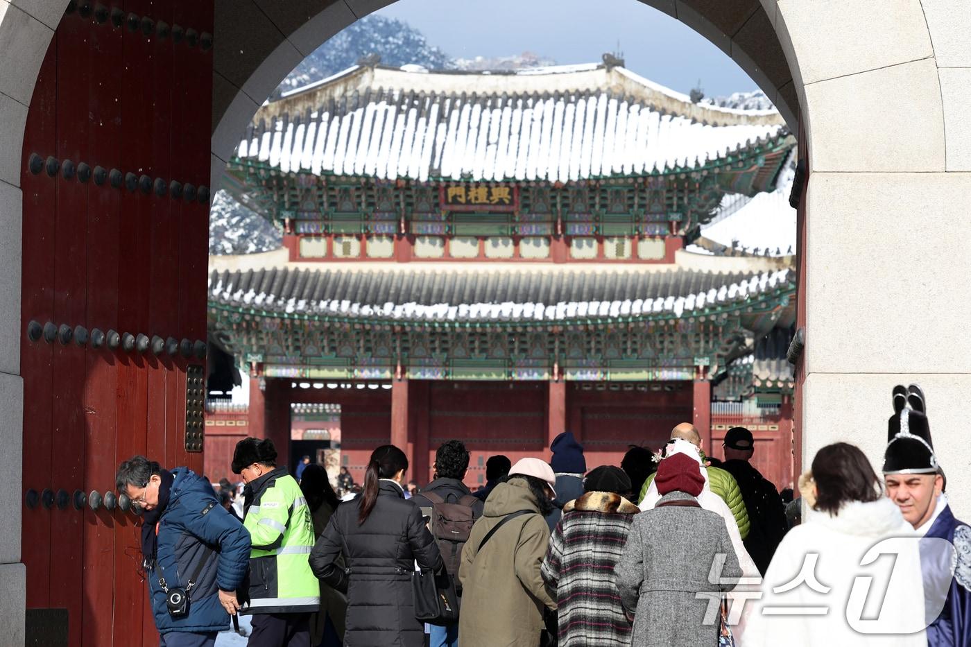 눈이 그치고 맑은날씨를 보인 28일 오후 서울 종로구 경복궁이 관람객으로 북적이고 있다. 폭설로 인해 이날 오전 문을 닫은 경복궁은 오후 1시부터 관람객 입장을 재개했다. 2024.11.28/뉴스1 ⓒ News1 황기선 기자