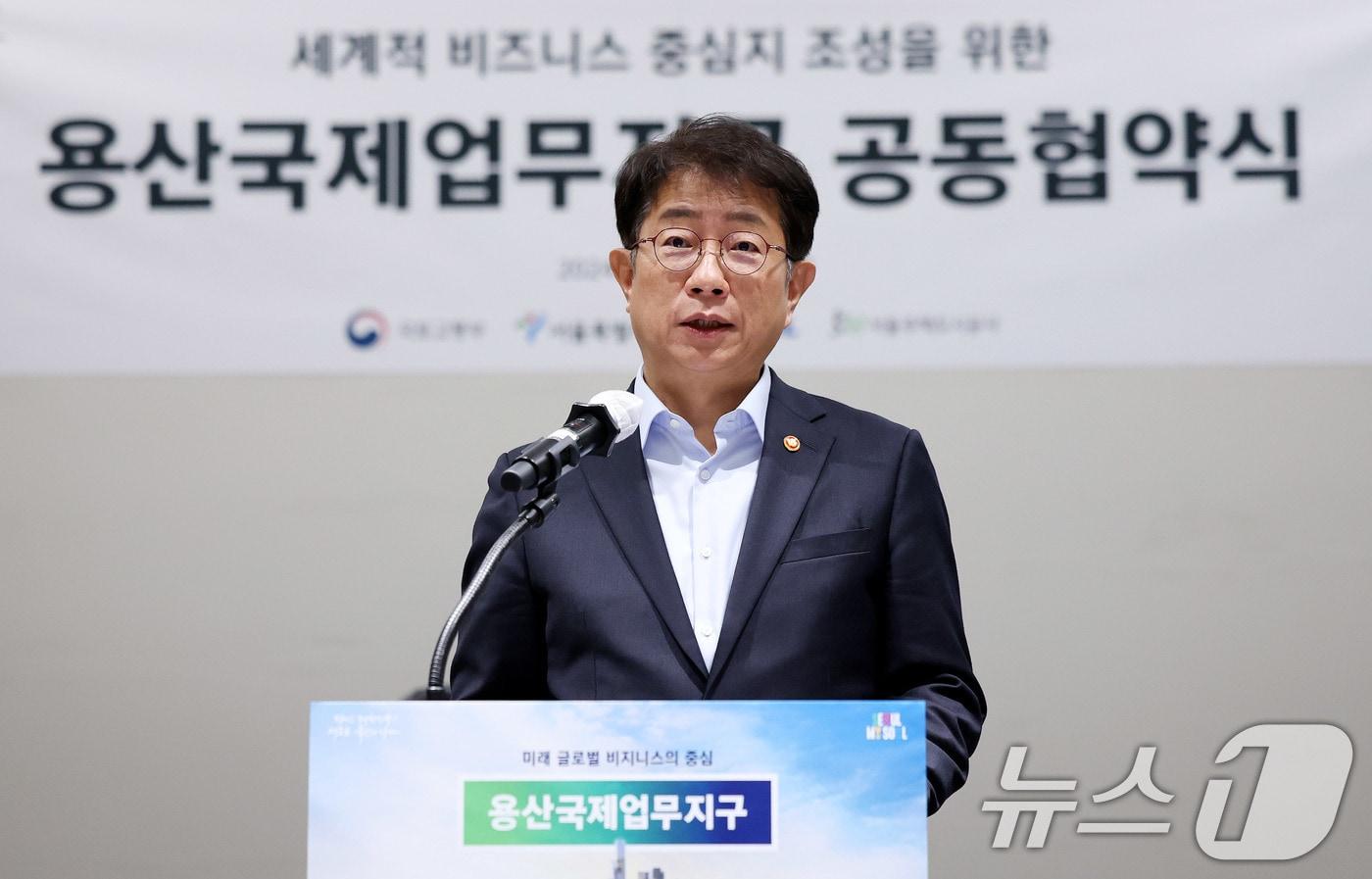 박상우 국토교통부 장관이 28일 서울 용산구 서울드래곤시티호텔에서 열린 용산국제업무지구 개발계획 공동협약식에서 인사말을 하고 있다. 2024.11.28/뉴스1 ⓒ News1 박지혜 기자