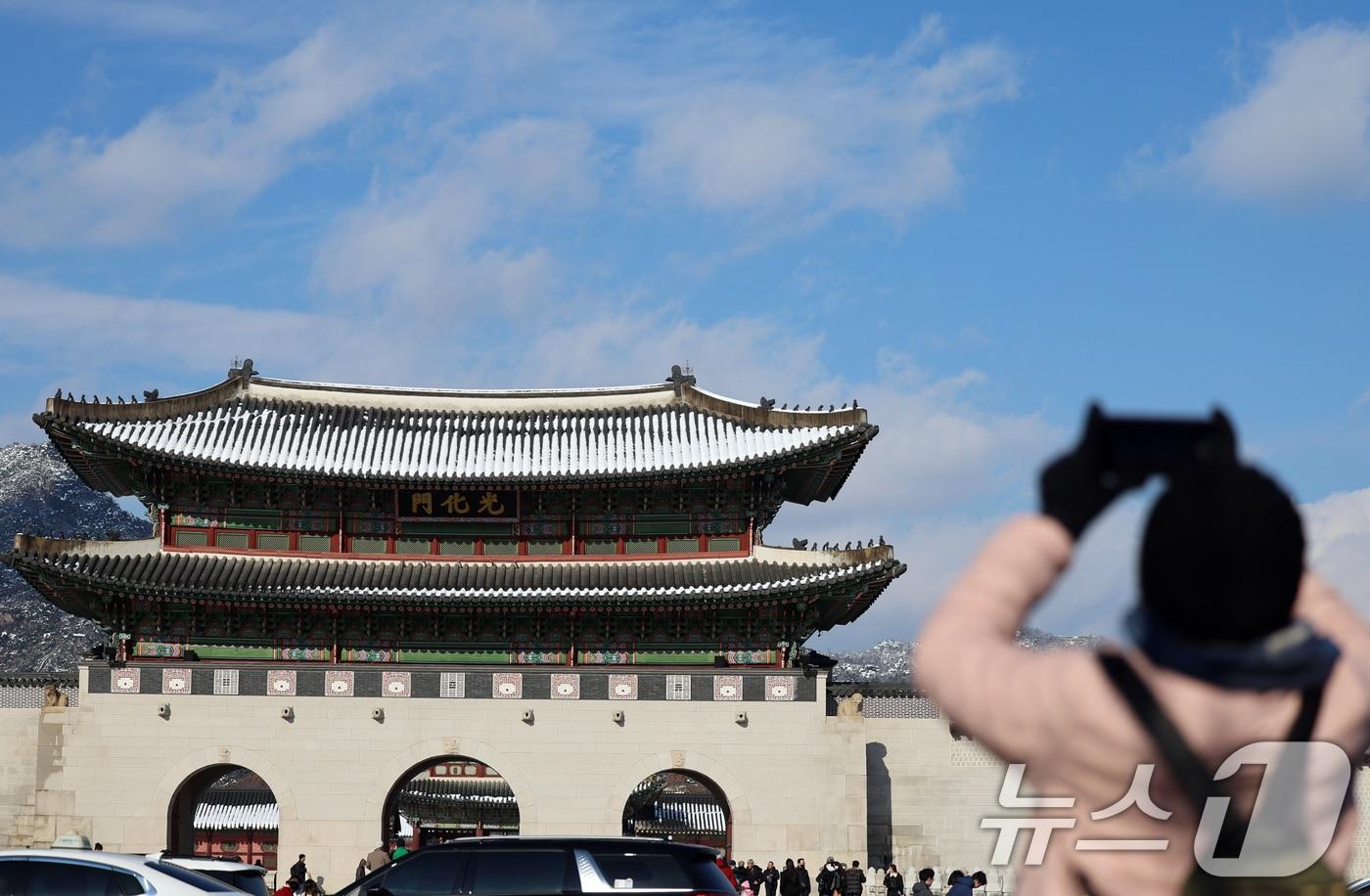 눈이 그치고 맑은날씨를 보인 28일 오후 서울 종로구 경복궁에서 관람객들이 파란하늘을 배경으로 사진촬영을 하고 있다. 폭설로 인해 이날 오전 문을 닫은 경복궁은 오후 1시부터 관람객 입장을 재개했다. 2024.11.28/뉴스1 ⓒ News1 황기선 기자