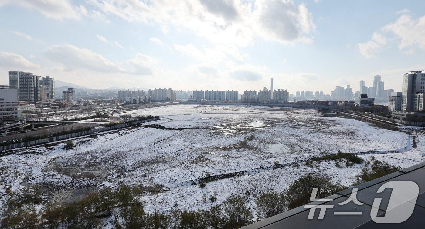 서울 용산국제업무지구 개발이 본격화한다. 11월 28일 서울시가 용산 철도정비창 부지 일대 개발계획을 고시한 가운데, 국토교통부와 서울시, 코레일, SH가 공동협약을 체결했다. 국제업무지구 내에 100층 높이 초고층 랜드마크가 들어서고 국제업무지구에서 노들섬, 노량진으로 이어지는 보행교가 신설되는 등 이 일대에 총 5개 랜드마크가 조성될 예정이다. 내년말 부지 조성공사를 시작해 이르면 오는 2030년 기업·주민 입주를 시작한다. 사진은 용산국제업무지구 개발부지. 2024.11.28/뉴스1 ⓒ News1 박지혜 기자