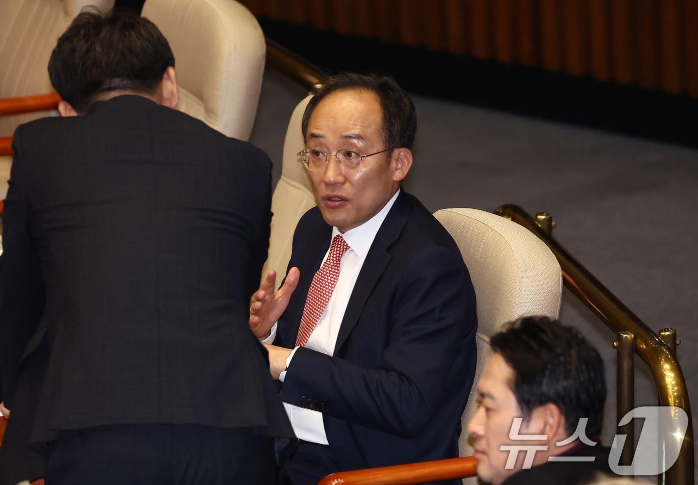 추경호 국민의힘 원내대표가 28일 오후 서울 여의도 국회에서 열린 제418회국회&#40;정기회&#41; 제13차 본회의에서 동료 의원과 대화하고 있다. 2024.11.28/뉴스1 ⓒ News1 김민지 기자