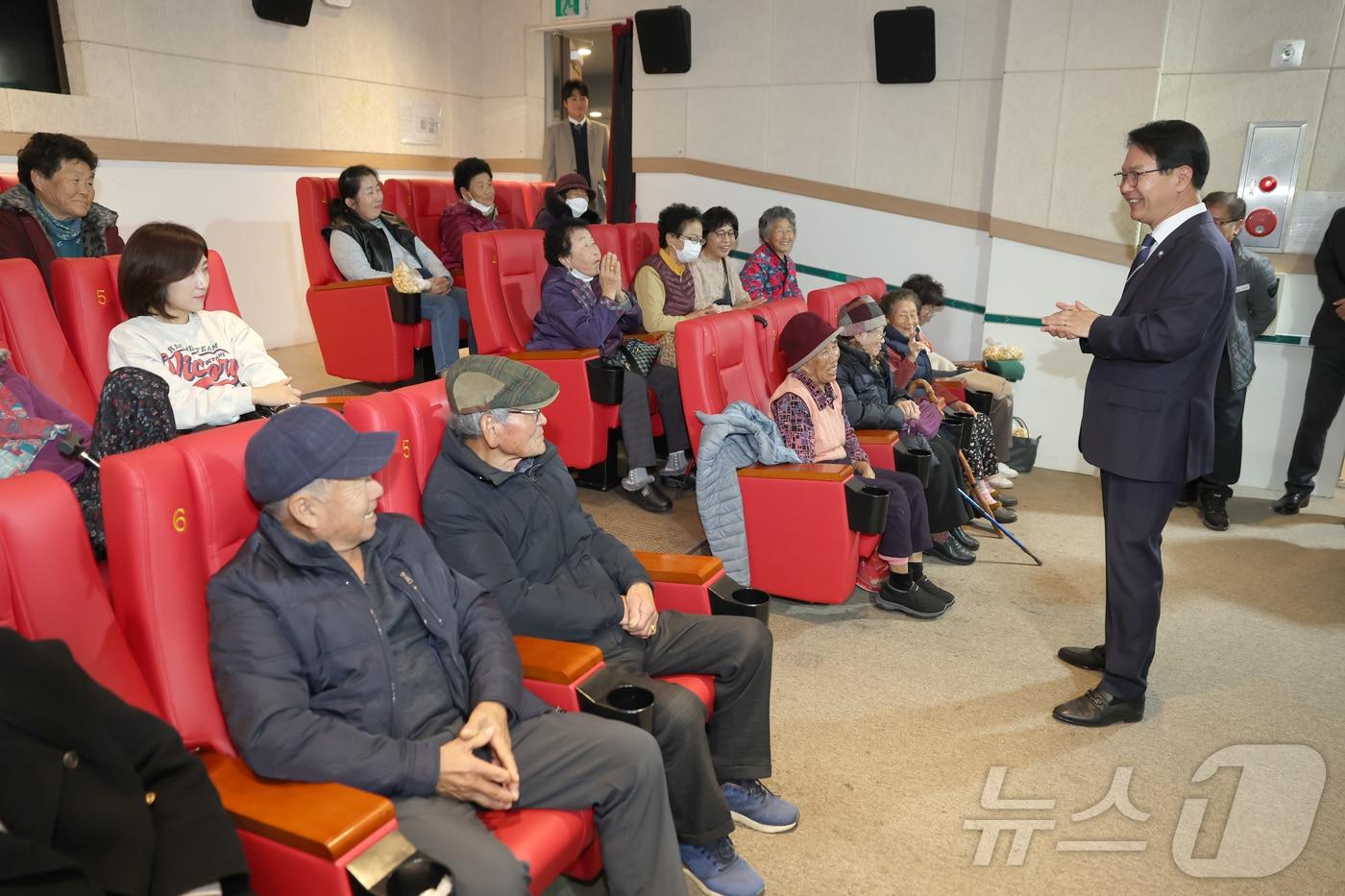  고창군장애인복지관이 28~29일 동리시네마에서 홀로 어르신 180여명을 대상으로 영화를 관람하는 문화체험 행사를 진행했다. 영화시작에 앞서 심덕섭 군수가 인사말을 하고 있다.&#40;고창군 제공&#41;2024.11.28/뉴스1