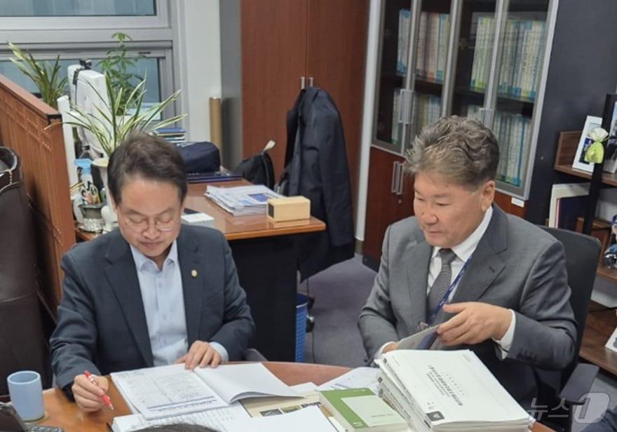 장세일 전남 영광군수가 27일 국회에서 국비 예산 확보를 위해 예결위 간사인 허영 더불어민주당 의원을 면담하고 있다.&#40;영광군 제공&#41;2024.11.28./뉴스1