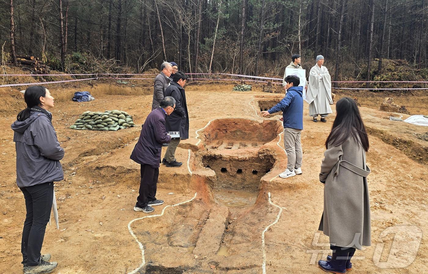 국가유산 자문위원들이 군위군 인각사지 가마터 발굴 현장을 확인하고 있다. &#40;군위군 제공&#41;