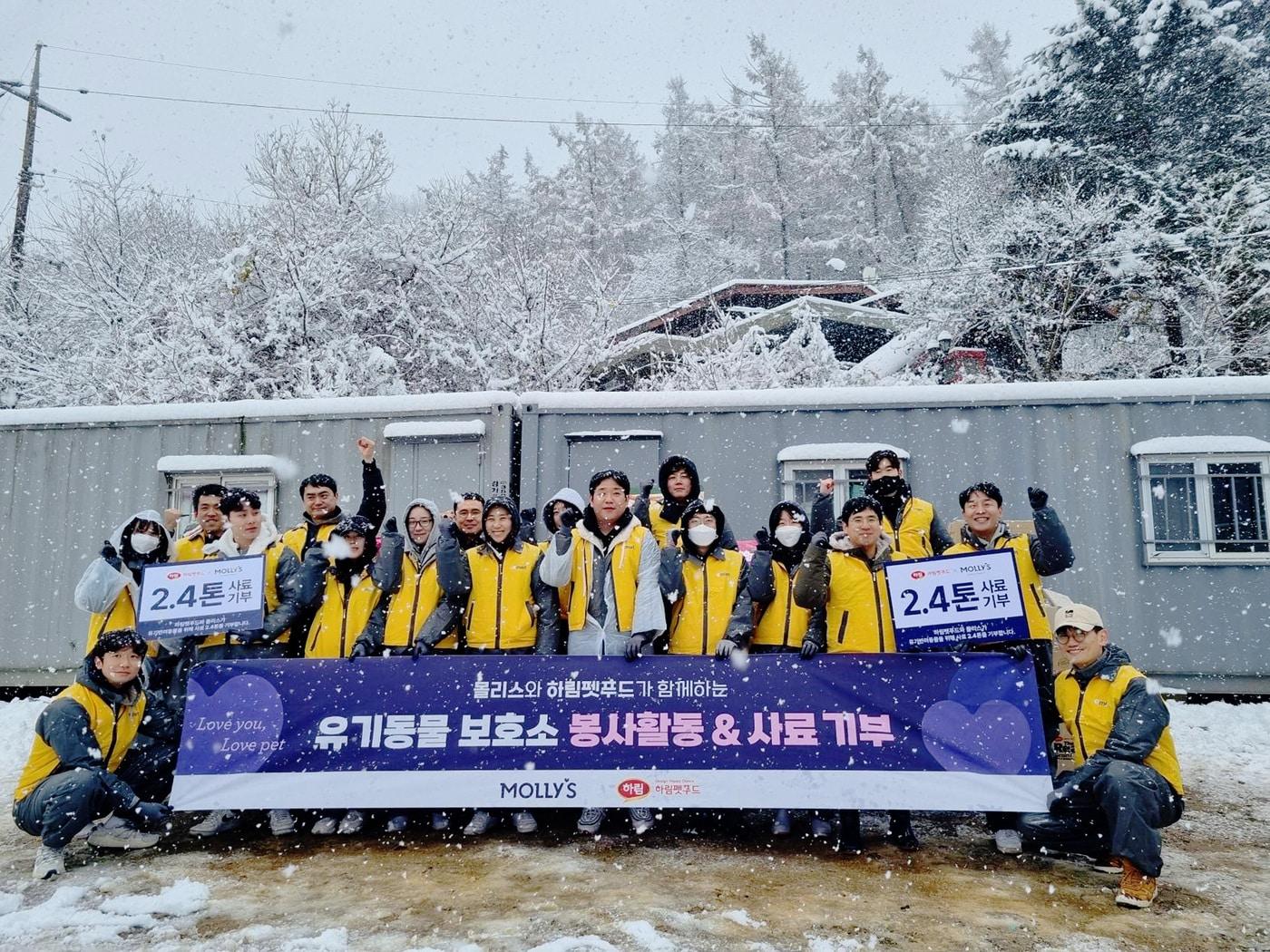 이마트는 27일 연말을 맞아 유기견과 유기묘를 위해 사료 기부와 봉사활동에 나섰다.&#40;이마트제공&#41;