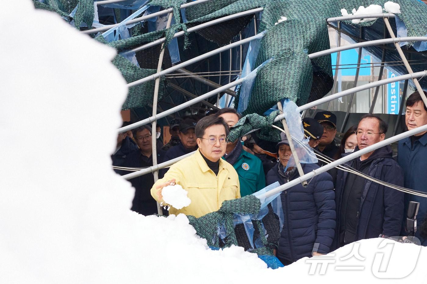 28일 오후 김동연 도지사가 의왕시 소재 도깨비시장에 방문하여 폭설 피해 현장확인 및 점검, 현황청취를 하고 있다.