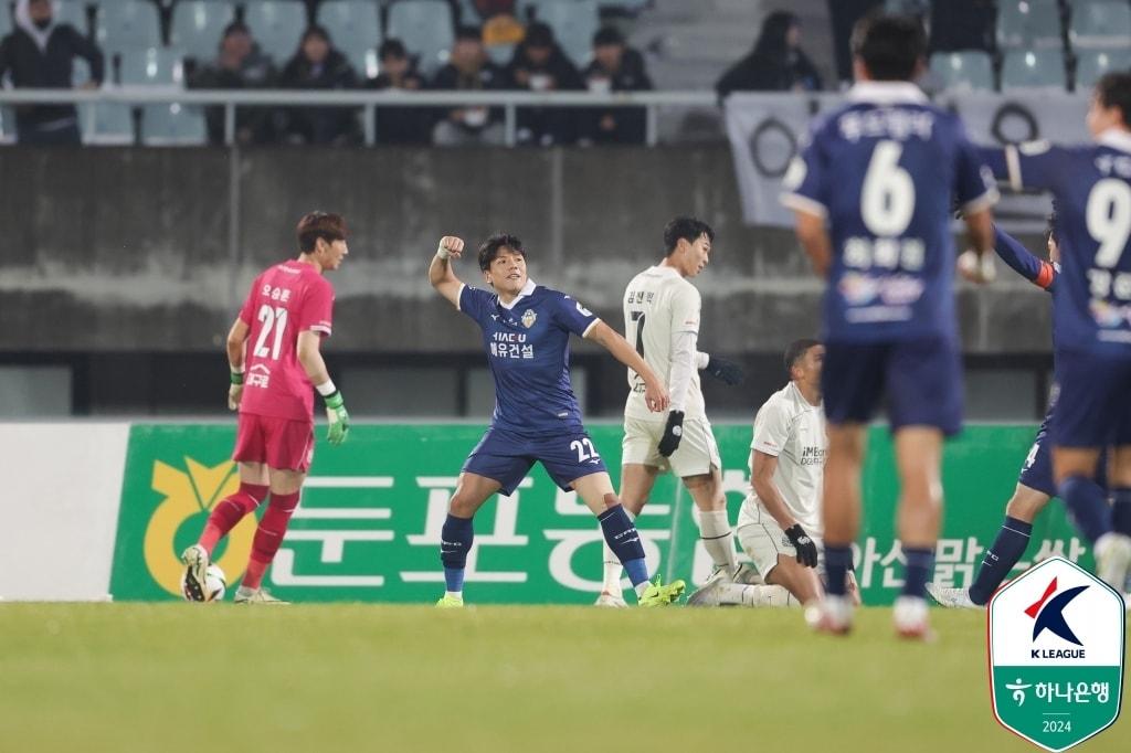 승강 플레이오프 1차전에서 승리한 충남아산FC&#40;한국프로축구연맹 제공&#41;