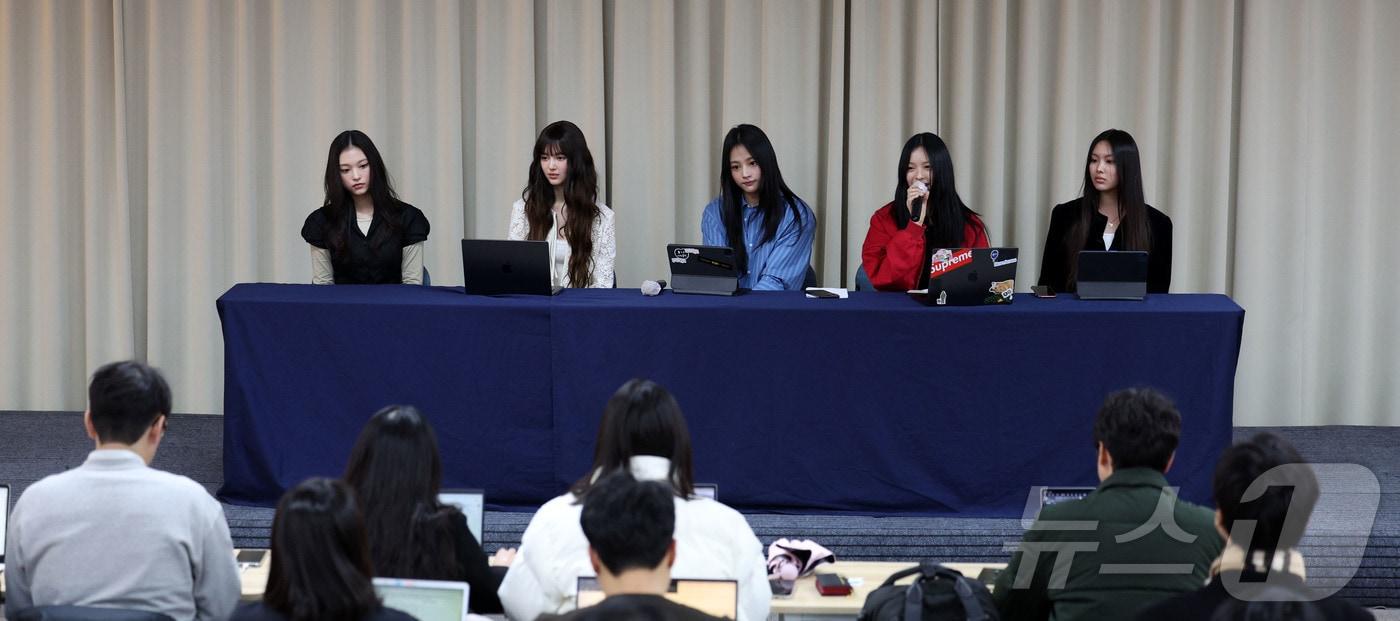 걸그룹 뉴진스가 28일 서울 강남구 스페이스쉐어 삼성역센터에서 어도어와의 전속계약 해지 관련 긴급 기자회견을 하고 있다. 왼쪽부터 해린, 다니엘, 하니, 민지, 혜인. &#40;공동취재&#41; 2024.11.28/뉴스1