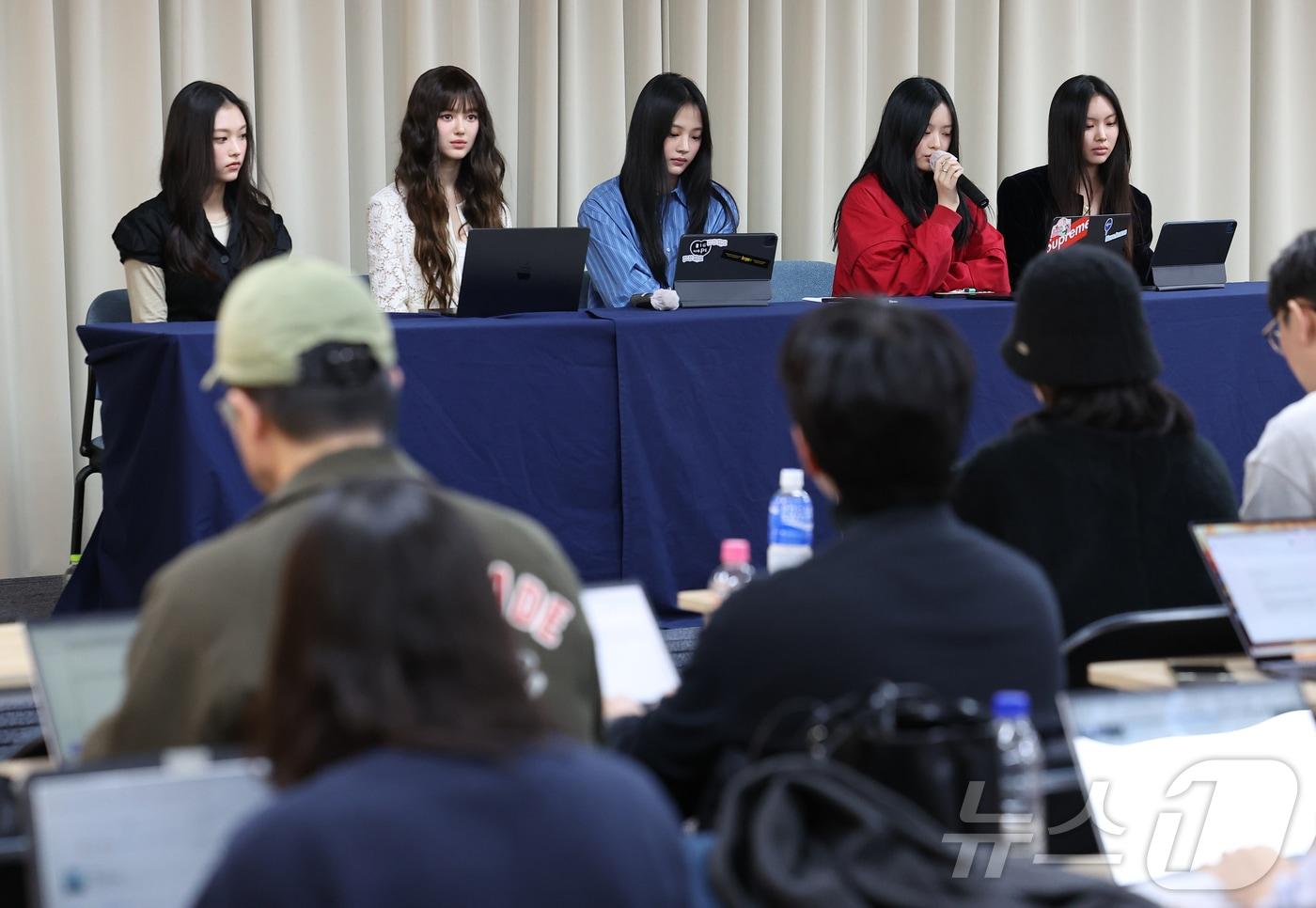 걸그룹 뉴진스가 28일 오후 서울 강남구 스페이스쉐어 삼성역센터에서 열린 전속계약 해지 관련 기자회견에 참석해 있다. 왼쪽부터 해린, 다니엘, 민지, 하니, 혜인.&#40;공동취재&#41; 2024.11.28/뉴스1 ⓒ News1 권현진 기자