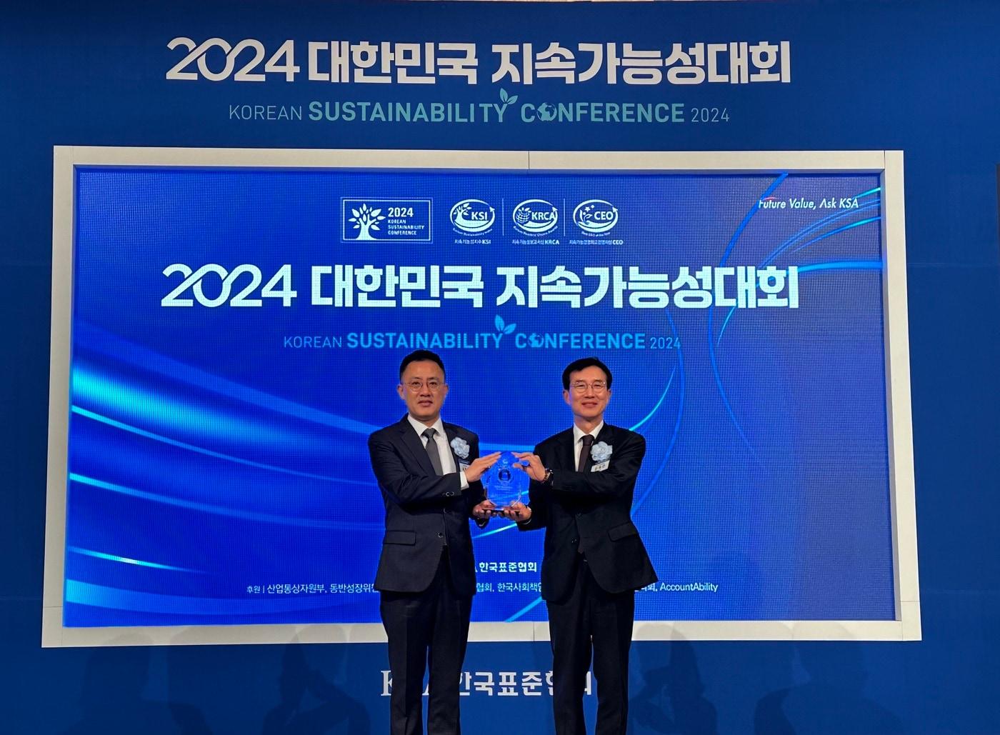 28일 서울 소공동 롯데호텔에서 개최된 &#39;2024 대한민국 지속가능성 대회&#39; 시상식에서 유정선 금호타이어 미래성장사업담당 상무&#40;왼쪽&#41;와 문동민 한국표준협회장이 기념사진을 촬영하는 모습&#40;금호타이어 제공&#41;. 2024.11.28.