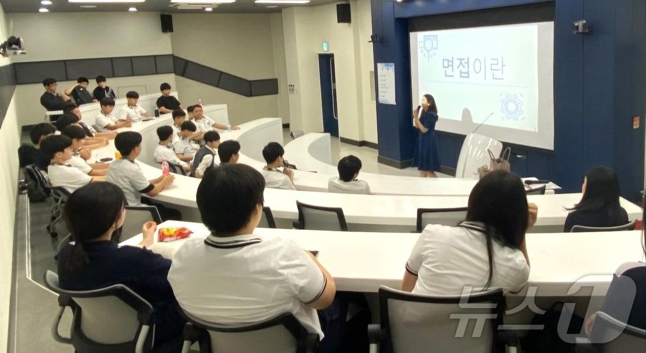 배재대 대학일자리플러스본부가 고용노동부의 ‘고교생 맞춤형 고용서비스 사업’으로 직업계고 학생 2000여명의 진로‧취업지원을 한 것으로 나타났다. 사진은 면접 스피치 모습. &#40;배재대 제공&#41;/뉴스1