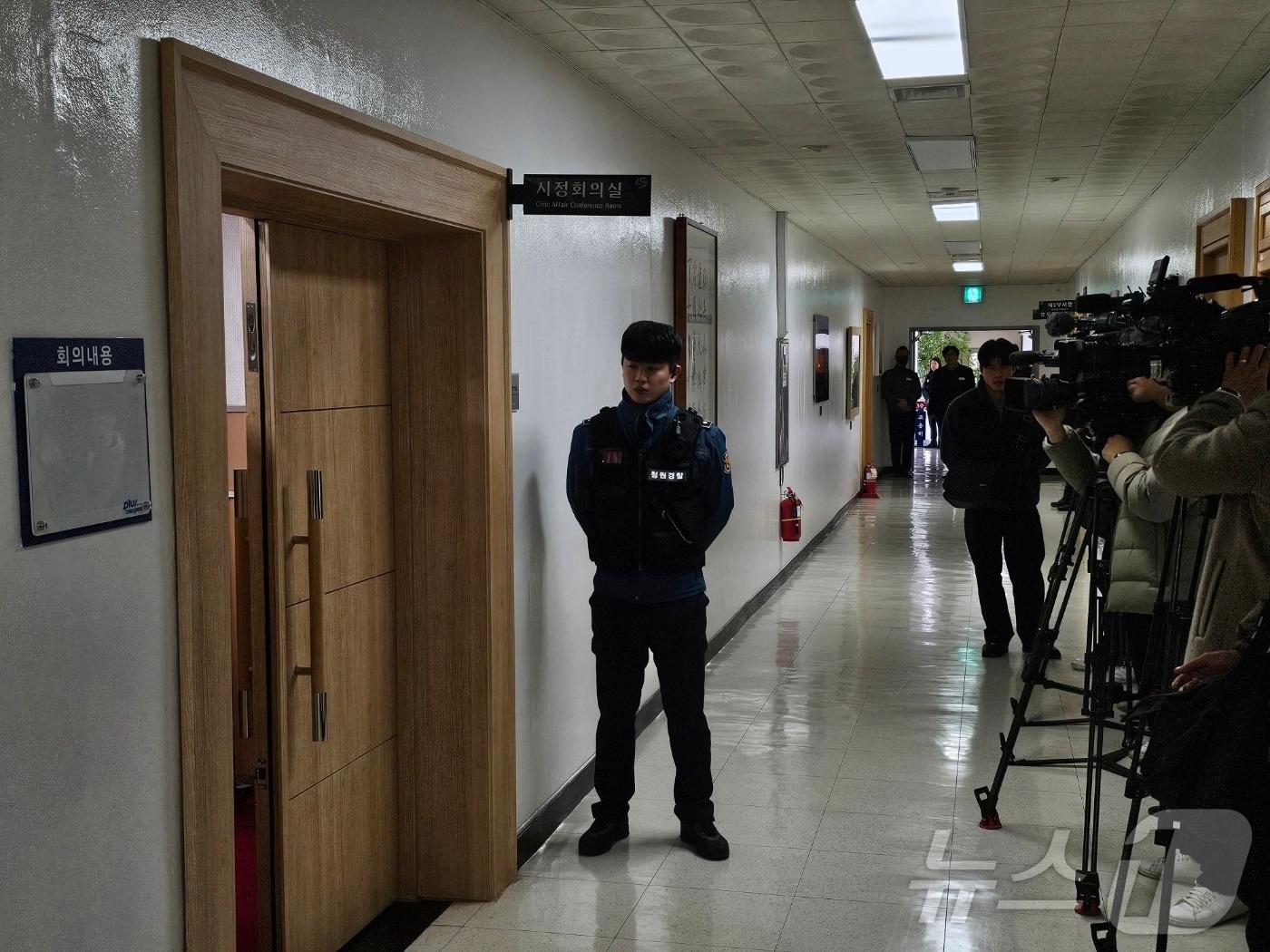 명태균 공천개입&#39; 의혹을 수사 중인 검찰이 29일 오전 경남도청과 창원시청에서 압수수색을 벌이고 있다. .2024.11.29/뉴스1 박민석 기자