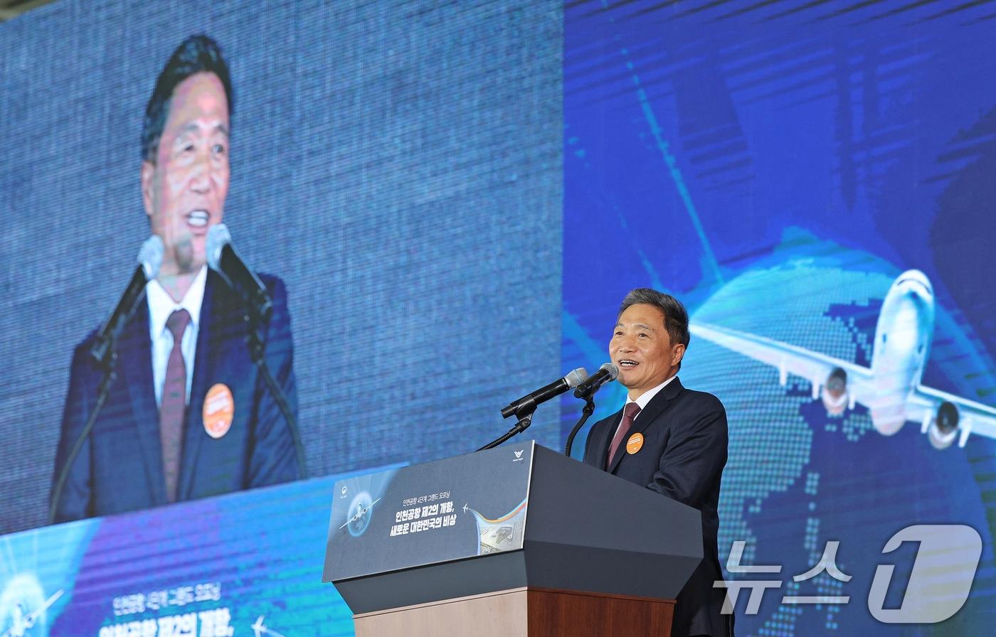 이학재 인천국제공항공사 사장이 29일 오전 인천국제공항 제2여객터미널 확장구역에서 열린 &#39;인천공항 4단계 그랜드 오프닝&#39; 행사에서 환영사를 하고 있다. 인천공항공사는 내달 3일부터 제2여객터미널 확장구역을 정식 운영한다. 인천공항 4단계 건설 사업은 2017년부터 약 4조 8000억 원을 투입한 대규모 공항 인프라 확장 사업이다. 2024.11.29/뉴스1 ⓒ News1 장수영 기자