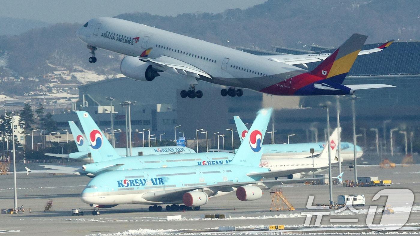 29일 오전 인천국제공항에서 아시아나 항공기가 대한항공 항공기 위로 이륙하고 있다.  2024.11.29/뉴스1 ⓒ News1 장수영 기자