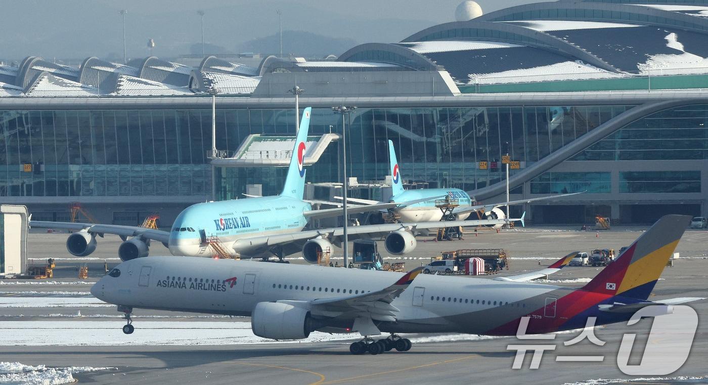 29일 오전 인천국제공항에서 아시아나 항공기가 대한항공 항공기 앞으로 이륙하고 있다. 2024.11.29/뉴스1 ⓒ News1 장수영 기자