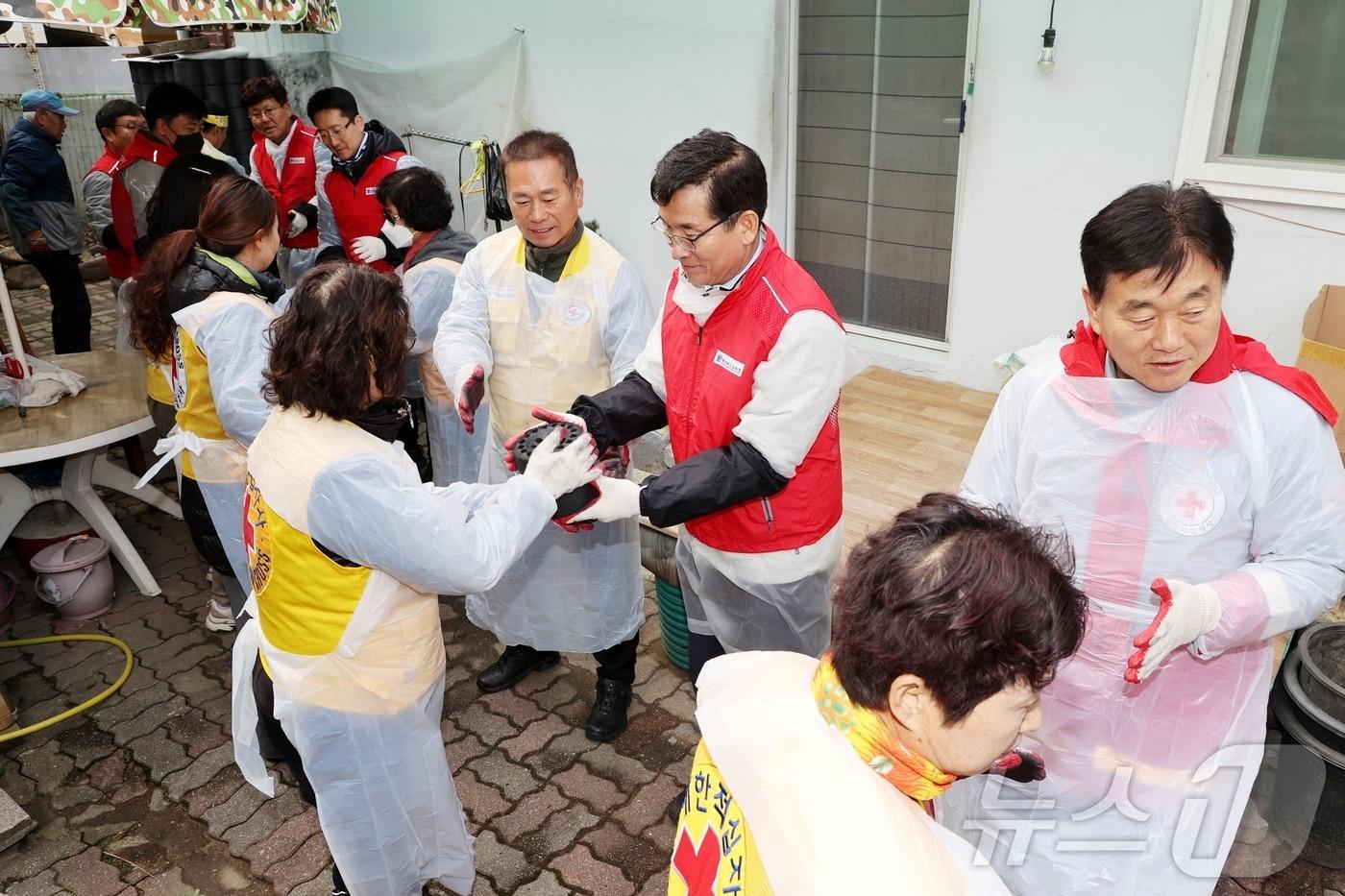 충북교육청은 29일 청주시 수곡동 일원에서 사랑의 연탄 나눔 봉사활동을 펼쳤다.&#40;충북교육청 제공&#41;/뉴스1