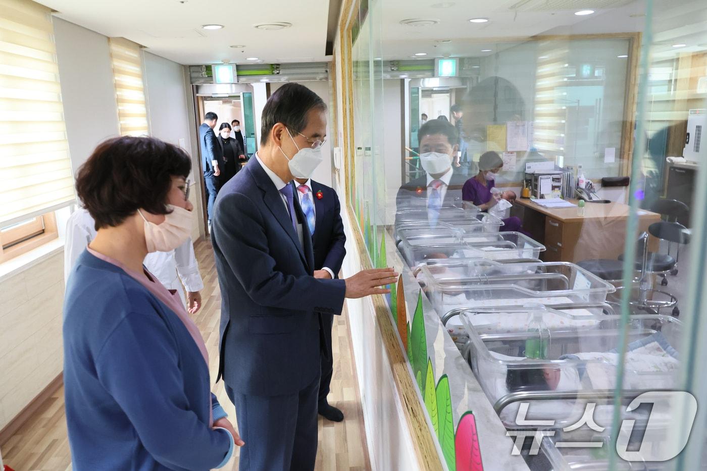 한덕수 국무총리가 29일 오전, 전남 광양의 유일한 분만 산부인과인 광양 미래여성의원 방문, 의료진을 격려하고 산모들을 응원했다. &#40;총리실 제공&#41;2024.11.29/뉴스1 ⓒ News1 허경 기자